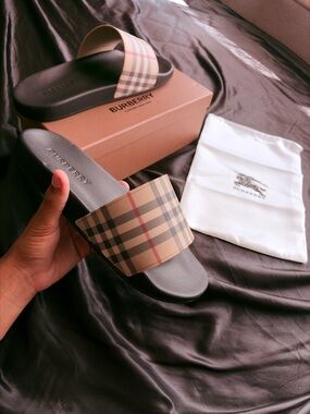 Burberry Men’s Beige Vintage Check Slide Sandals
